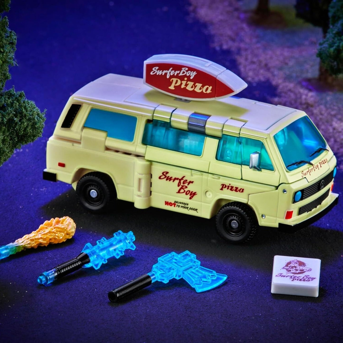 Stranger Things x Transformers Code Red Figurine + van - DM Store